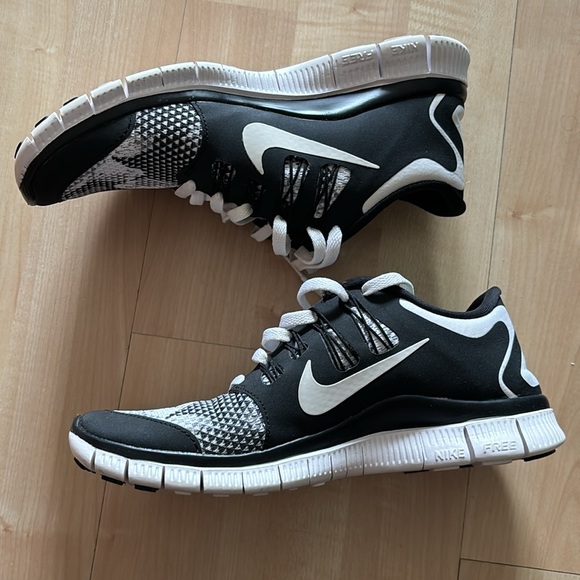 Nike free 5.0+ PRM Size 6 Black and White - Picture 2 of 4